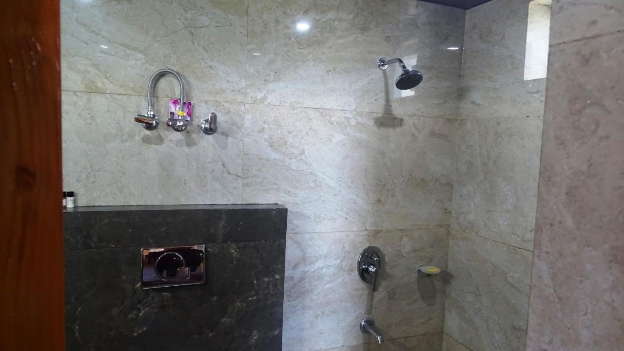 Humble Holiday Inn Kufri Simla Екстериор снимка