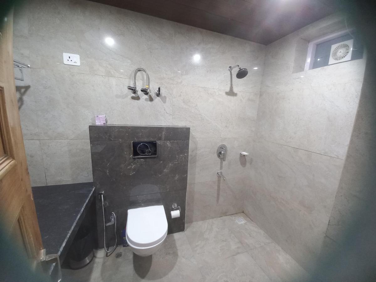 Humble Holiday Inn Kufri Simla Екстериор снимка