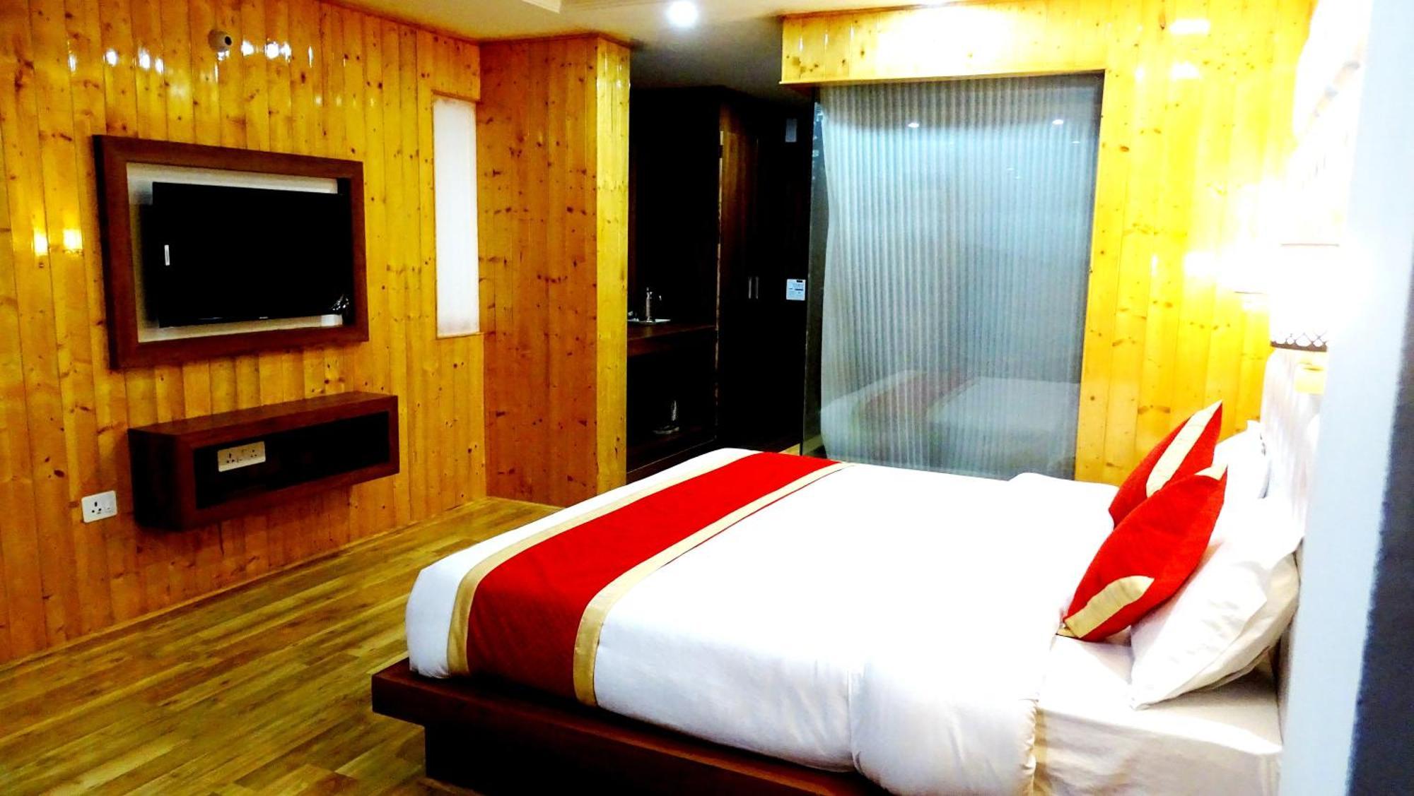 Humble Holiday Inn Kufri Simla Екстериор снимка